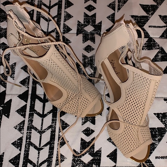 Woman’s pumps - Picture 2 of 3